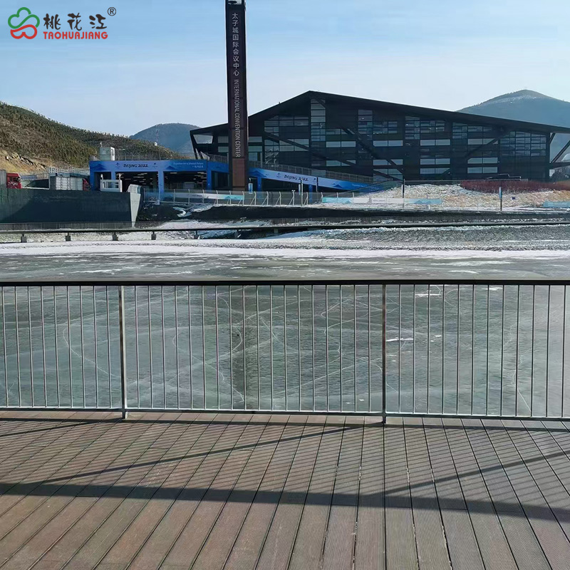 环湖栈道上的竹木地板和竹木扶手