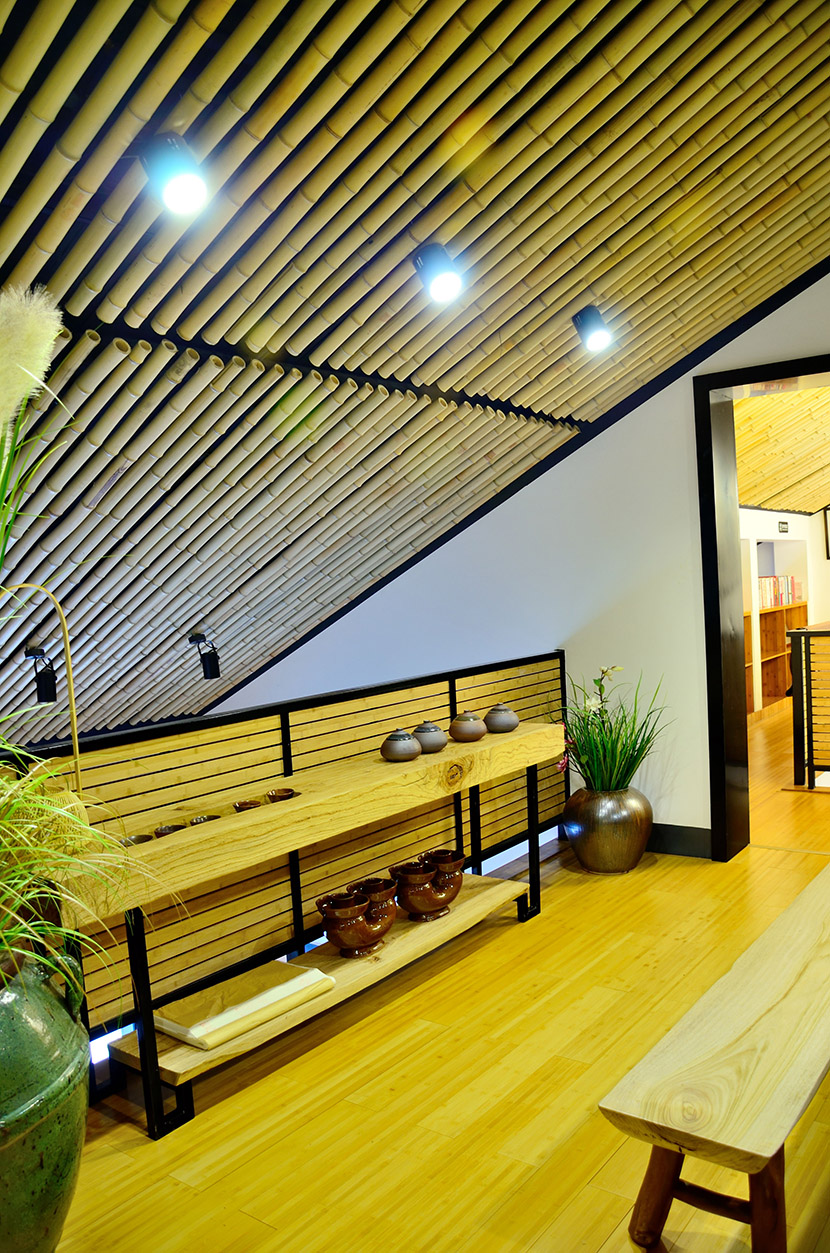 创客侠餐厅的吊顶和地板全采用桃花江的竹材进行装饰